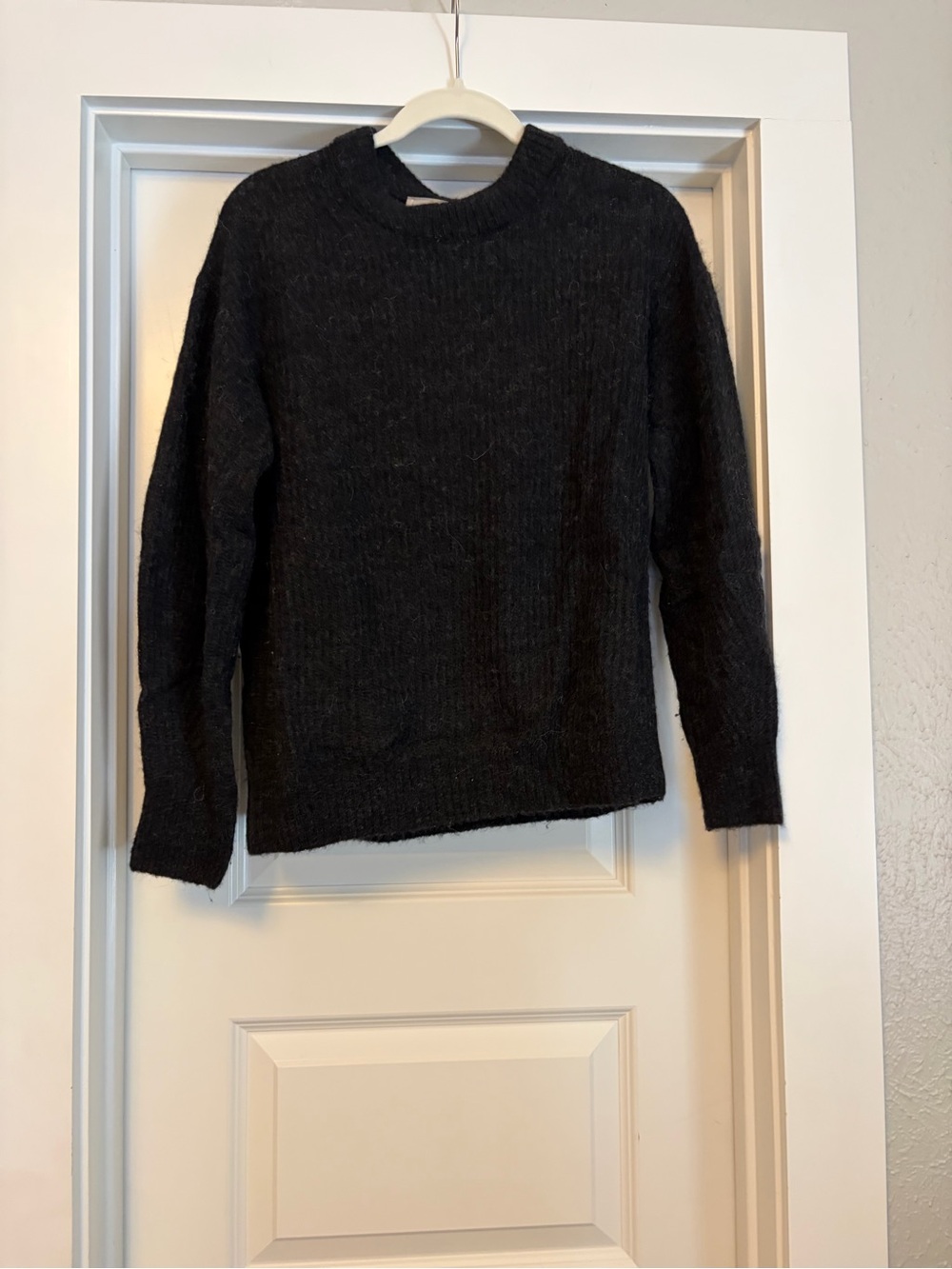 Everlane Women's Black Crewneck Sweater